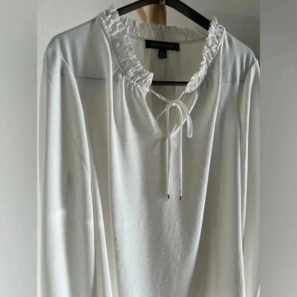 Tommy Hilfiger top, created a solid-color style that's wearable. Size X-large - Picture 4 of 13
